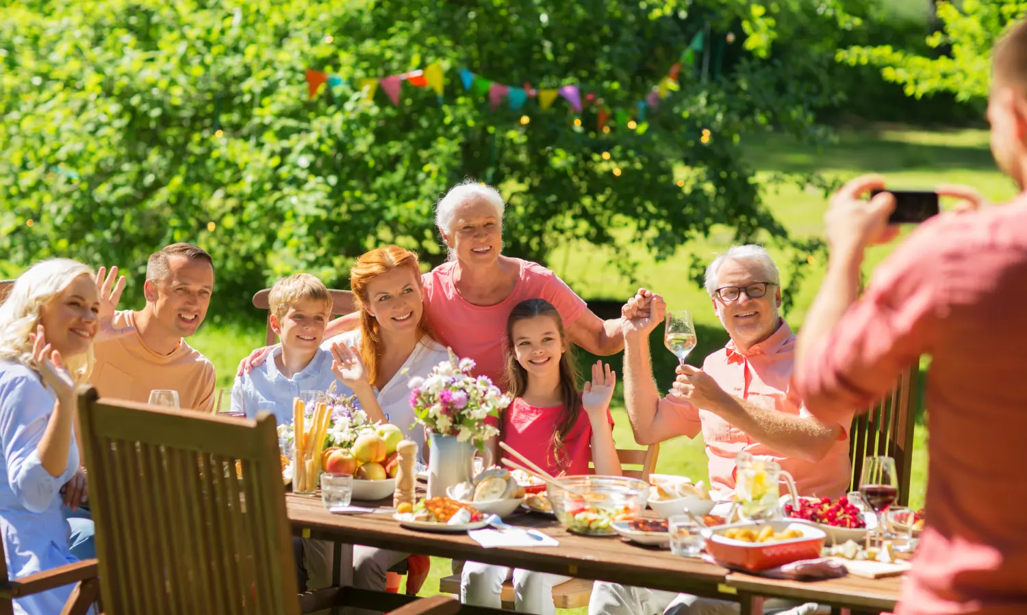 AAAH-Event - Eine Gruppe von Menschen feiert Essen bei einer Veranstaltung